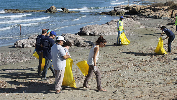 Кипрские волонтеры очистили пляж Ларнаки | CypLIVE