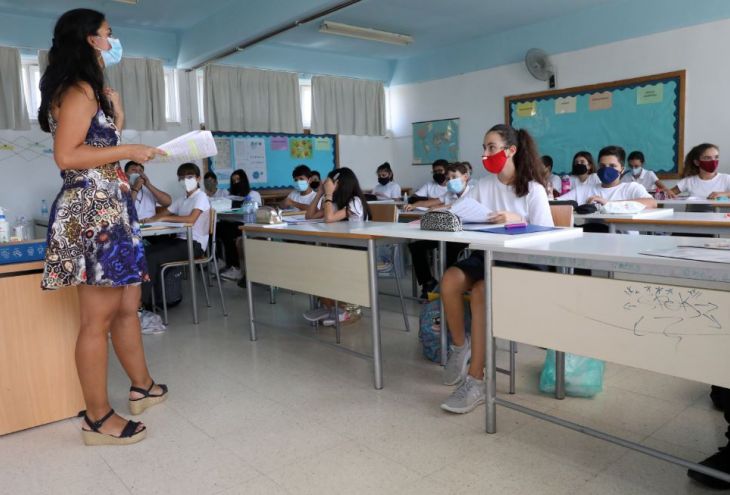 Минздрав Кипра разрешил учителям снимать маски 