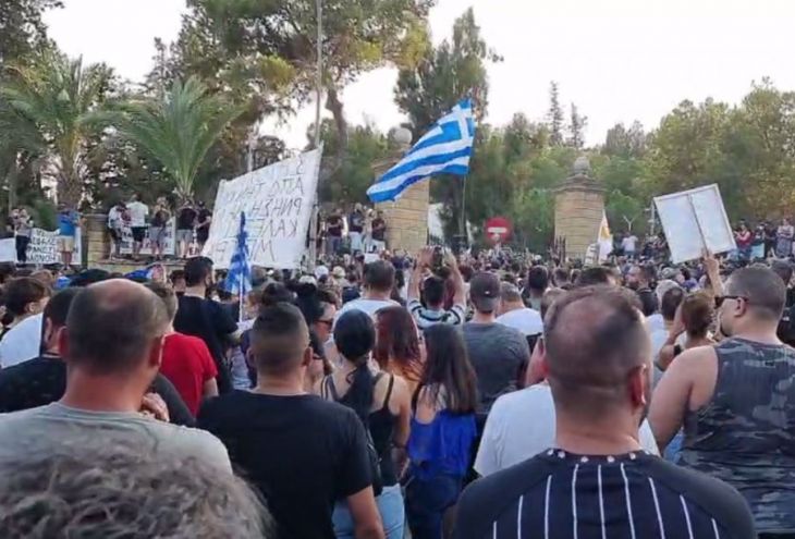 Море протестующих у президентского дворца в столице Кипра