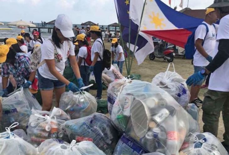 130 филиппинцев очистили от мусора пляж Финикудес 