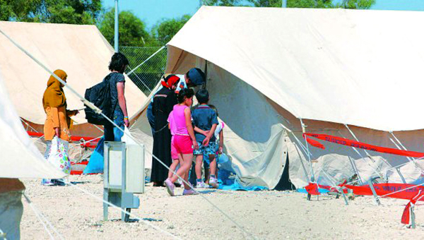 Прибывших на Кипр беженцев разместили во временном лагере в Никосии | CypLIVE