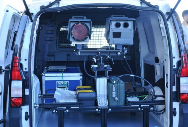 В Лимассоле забросали камнями фургон с передвижной камерой наблюдения за нарушителями ПДД