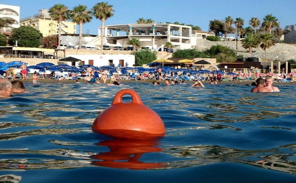 Почему нельзя заплывать за буйки на пляже? - Вестник Кипра