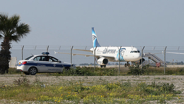 Кипрские силовики задержали захватившего египетский самолет А320 | CypLIVE