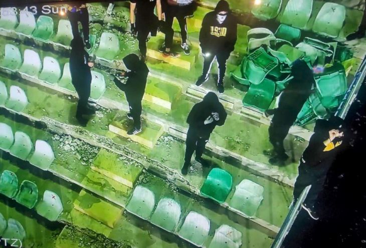Фанаты Apollon и AEL забросали друг друга камнями и петардами на стадионе «Цирио»