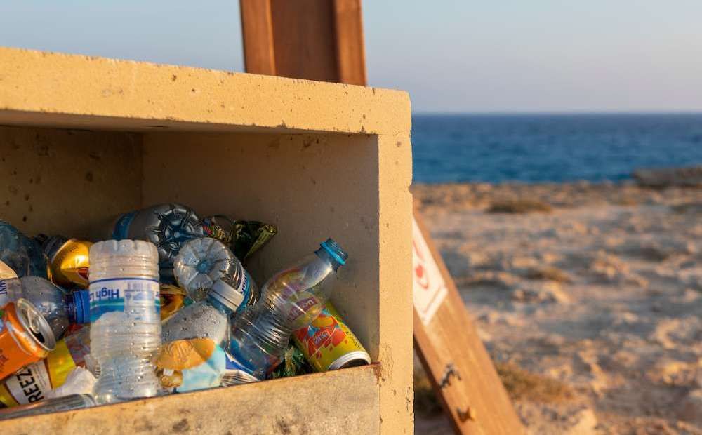 Непонятная пена и мусор у берегов Кипра - Вестник Кипра