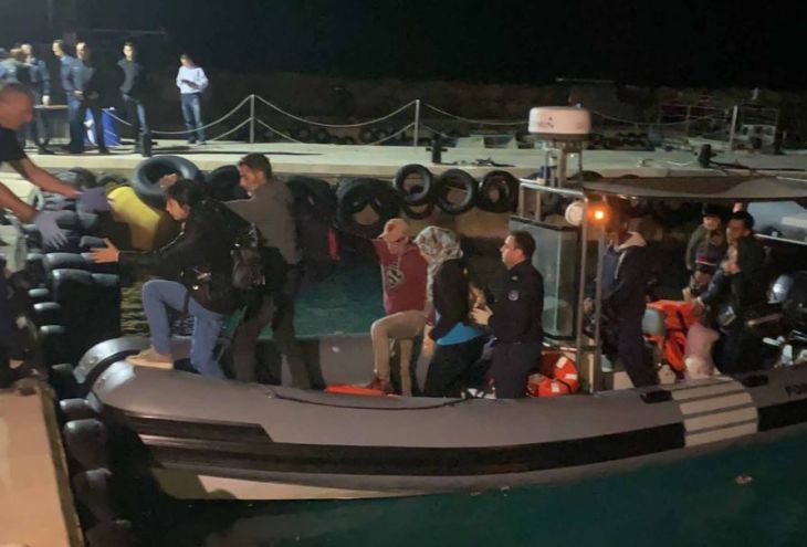 У мыса Греко дрейфовал баркас со 122 беженцами на борту