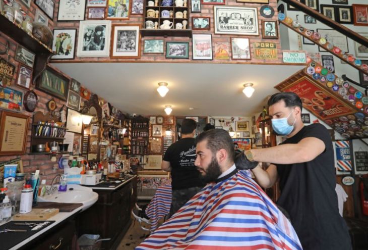 Кипрским парикмахерам разрешили включать кондиционеры и снимать перчатки