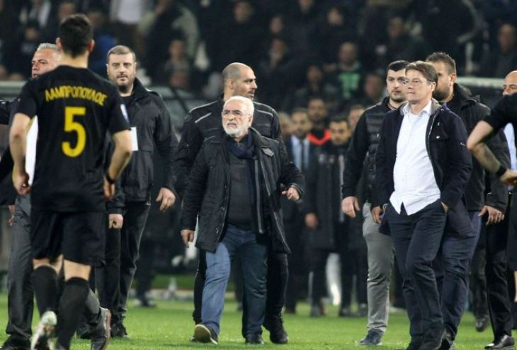Матч лидеров чемпионата Греции по футболу прервал экс-депутат Госдумы с пистолетом 