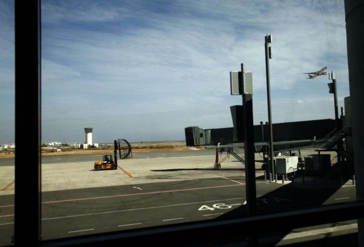 Аэропорт Ларнаки был закрыт на 40 минут из-за учебного самолета, съехавшего с посадочной полосы в поле