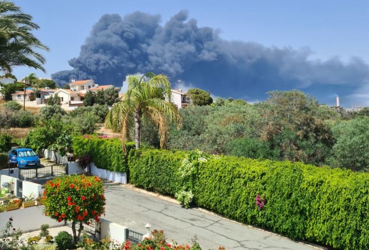 Большой пожар на Кипре. Дым виден на расстоянии десятков километров 