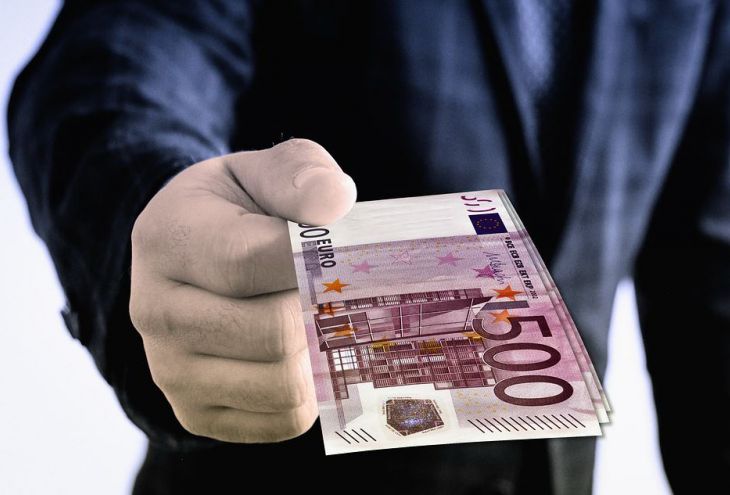 Экс-сотрудник банка в Лимассоле подозревается в хищении у клиентов 185 тысяч евро