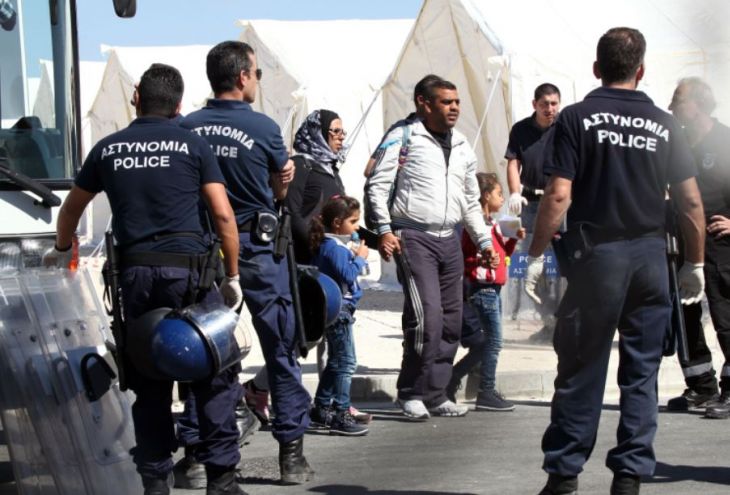 К мысу Греко приближается баркас с более чем 100 беженцами