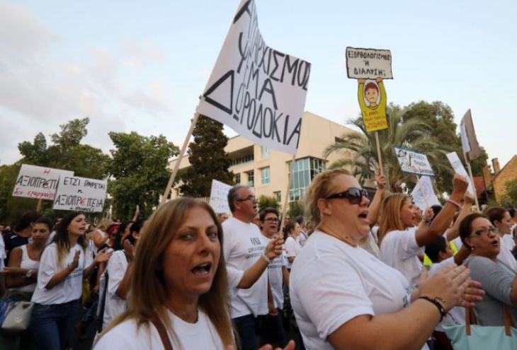 Около 8000 учителей госшкол Кипра провели марш протеста 