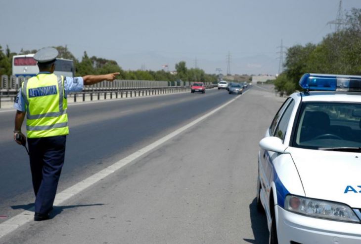 На Кипре арестован мужчина, который вел машину, высунув ноги в окно