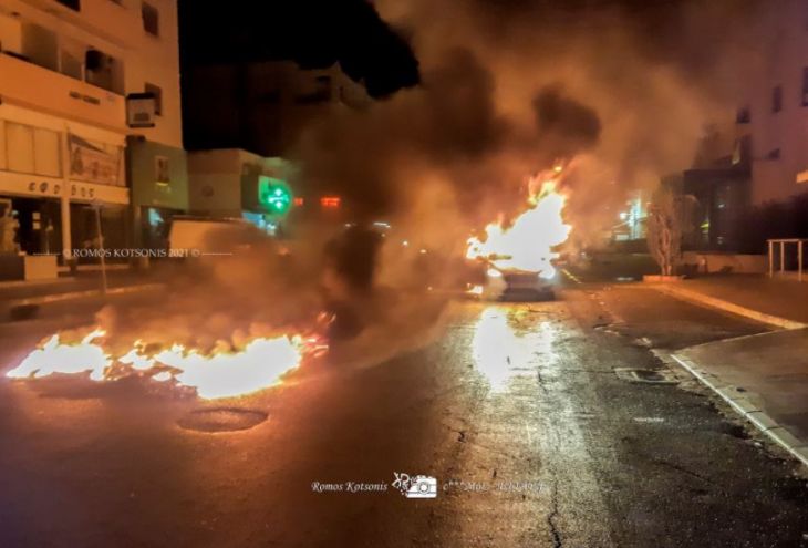 Итоги пасхальной ночи на Кипре: сожжен патрульный автомобиль, потушены десятки огромных костров с Иудой