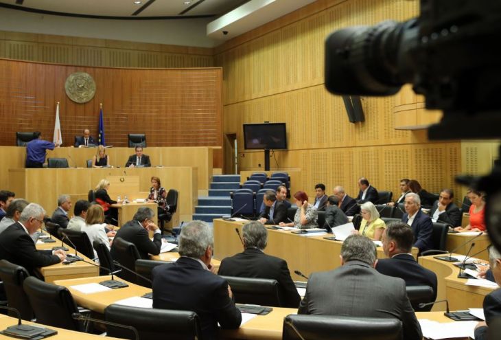 AKEL: власти Кипра сидят в башне из слоновой кости в розовых очках